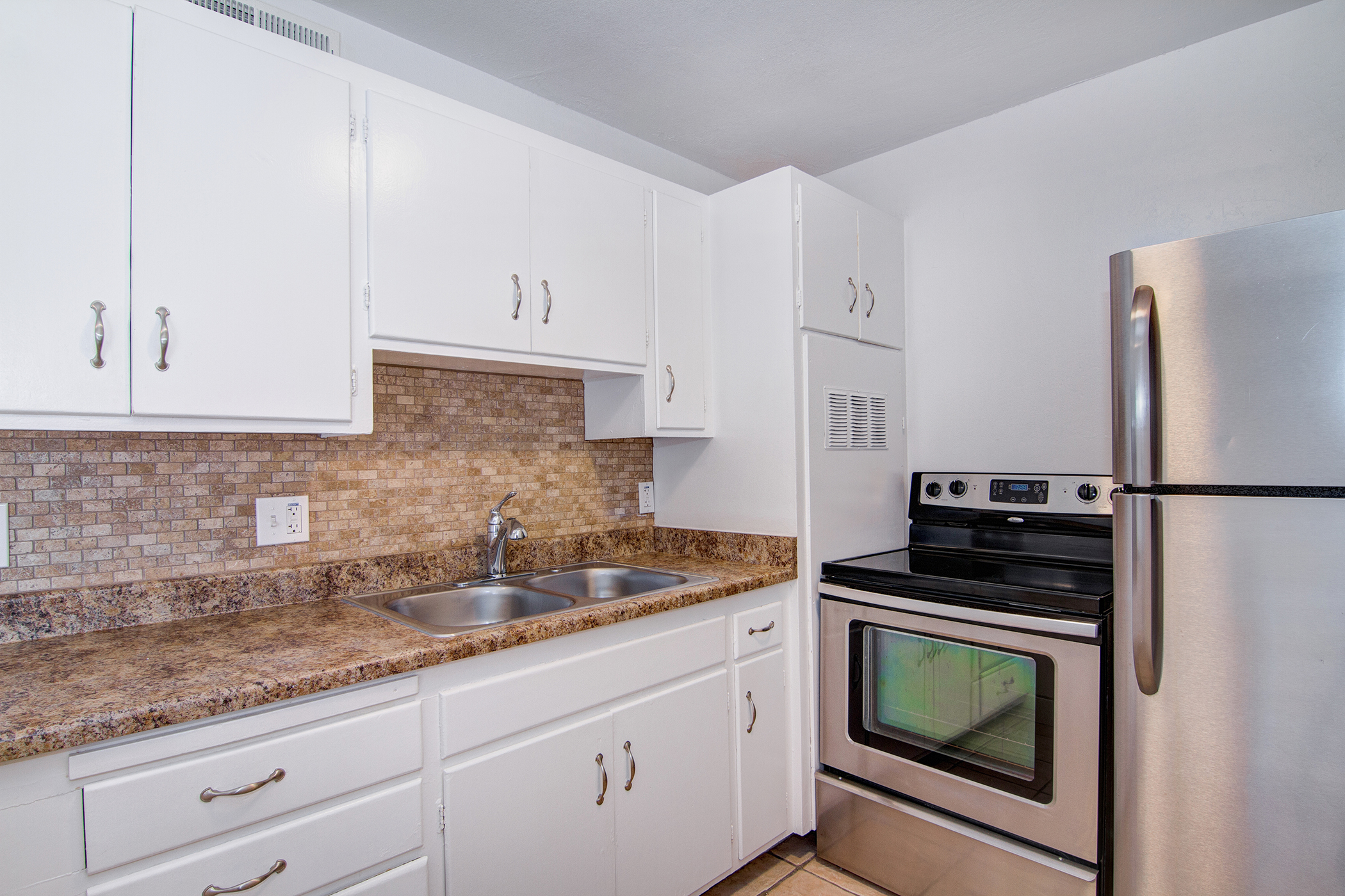 645 West Hazelwood Street - 09